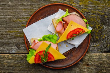 Jambonlu, peynirli ve domatesli sandviç.