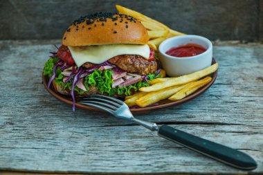 Patates kızartması ve soslu hamburger.