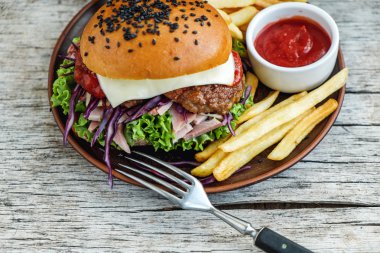 Patates kızartması ve soslu hamburger.