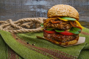 Büyük lezzetli hamburger.