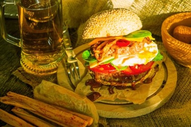 Hamburger kızarmış yumurta ile