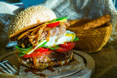 Hamburger kızarmış yumurta ile