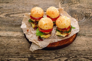 Ahşap tahta üzerinde lezzetli mini hamburger