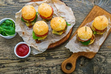 otlar ve sosu ile Mini hamburger