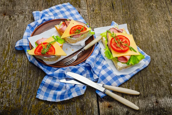 Broodje met ham, kaas en tomaat — Stockfoto