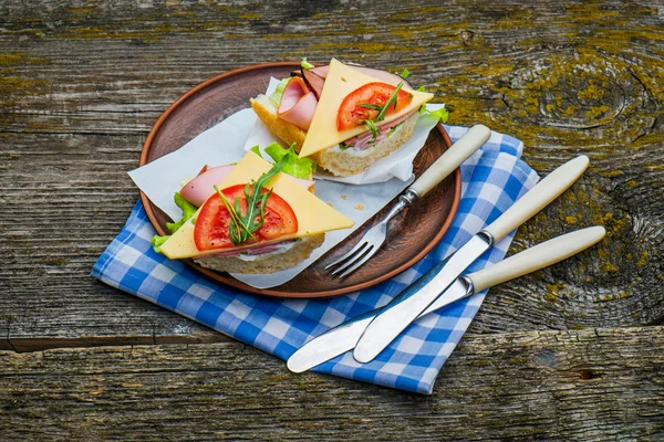 Kanapka z szynką, serem i pomidorem — Zdjęcie stockowe