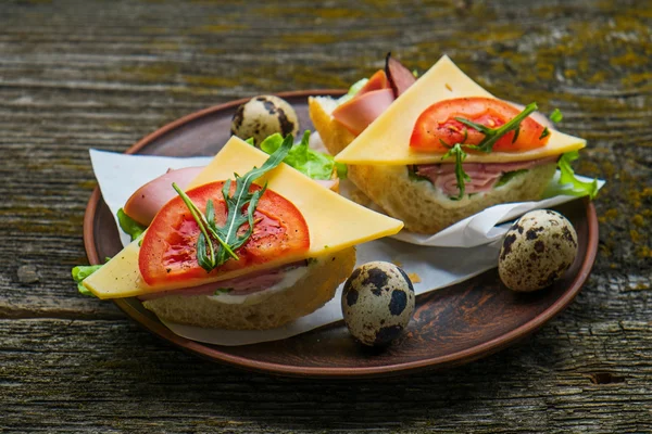 Smörgås med skinka, ost och tomat — Stockfoto