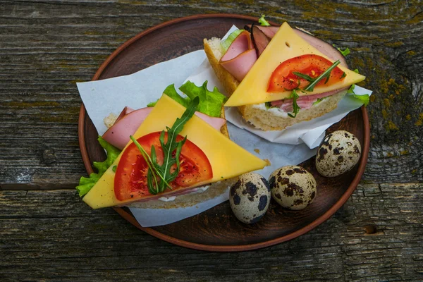 Sándwich con jamón, queso y tomate — Foto de Stock