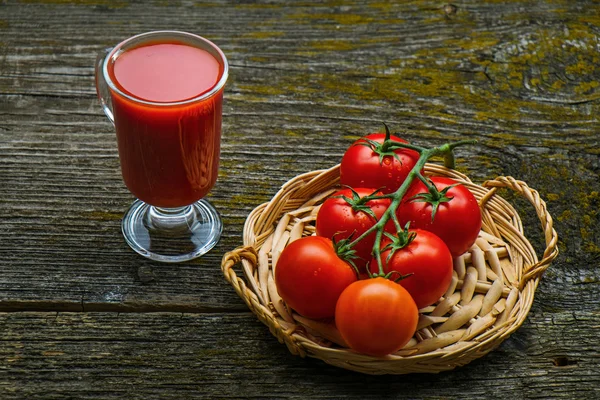 Bunch of fresh tomatoes and tomato juice — Stock Photo, Image