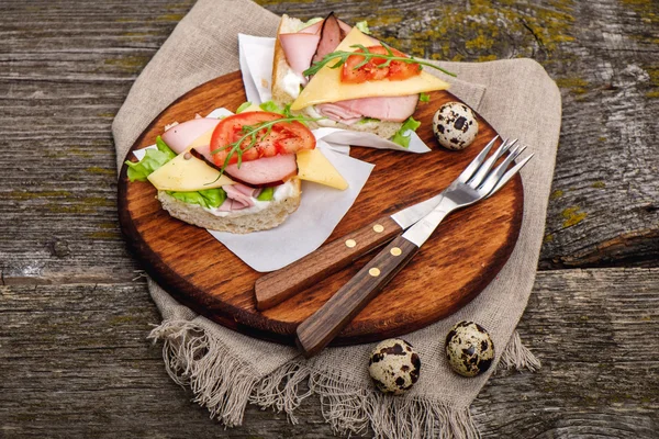 Sandwich mit Schinken, Käse und Tomaten — Stockfoto