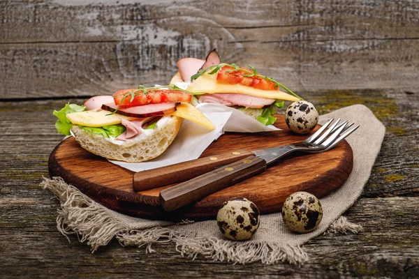 Sanduíche com presunto, queijo e tomate — Fotografia de Stock