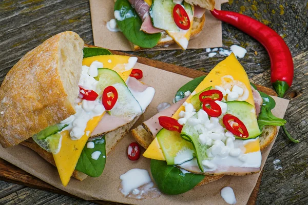 Sandwich med skinke, ost og agurk - Stock-foto