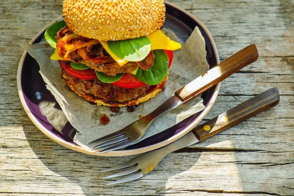 Hamburguesa grande sabrosa —  Fotos de Stock