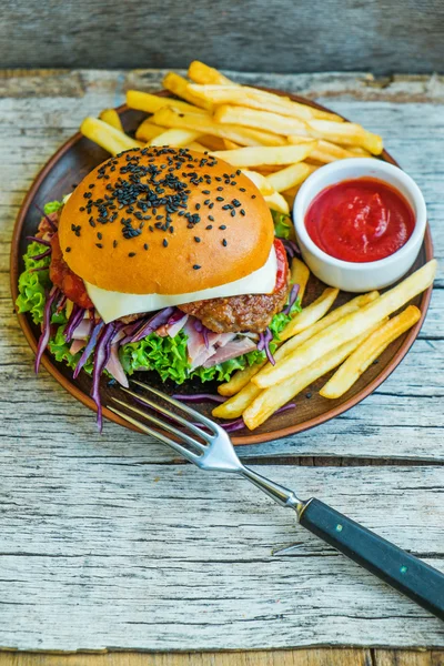 Patates kızartması ve soslu hamburger. — Stok fotoğraf