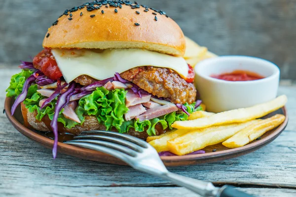 Patates kızartması ve soslu hamburger. — Stok fotoğraf