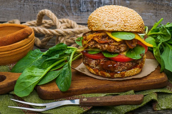 Hamburguesa con especias y hierbas —  Fotos de Stock