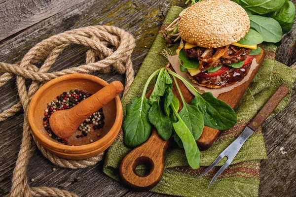 Hamburger mit Gewürzen und Kräutern — Stockfoto