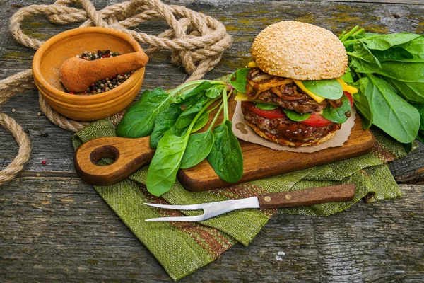 Гамбургер со специями и травами — стоковое фото