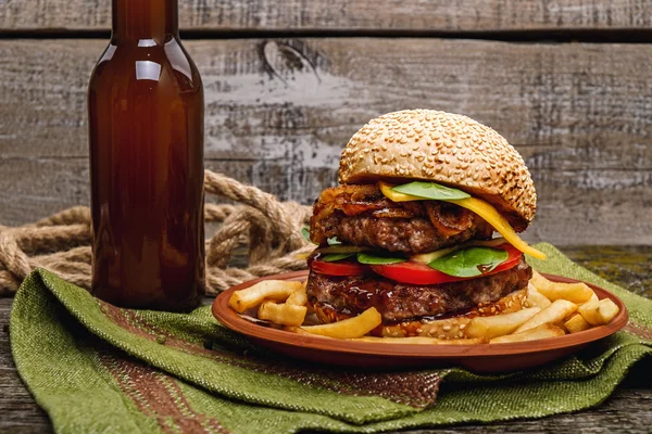 Kızarmış patates ve bira ile hamburger — Stok fotoğraf