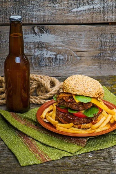 Kızarmış patates ve bira ile hamburger — Stok fotoğraf