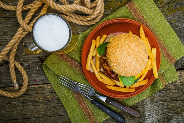 Kızarmış patates ve bira ile hamburger — Stok fotoğraf