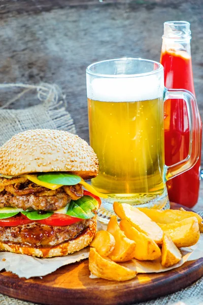 Hamburguesa con patatas fritas, cerveza y salsa —  Fotos de Stock