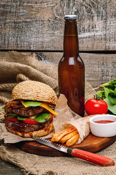 Hamburger kızarmış patates, bira ve sos ile — Stok fotoğraf