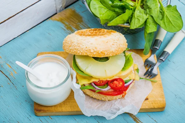 Sandwich de hamburguesa con queso fresco — Foto de Stock