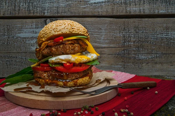 Hamburger mit Gemüse und Gewürzen — Stockfoto