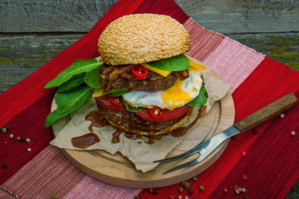 Hamburger mit Gemüse und Gewürzen — Stockfoto