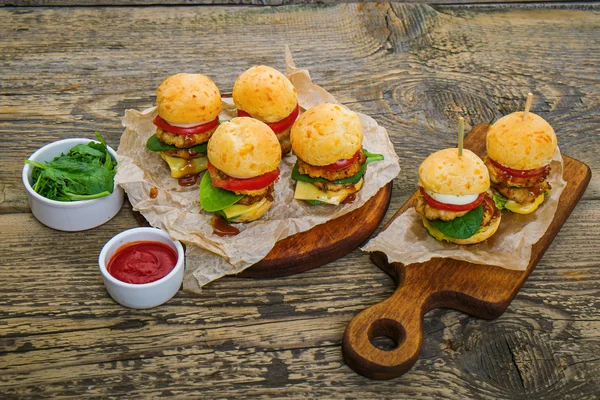 Leckere Mini-Hamburger mit Sauce — Stockfoto