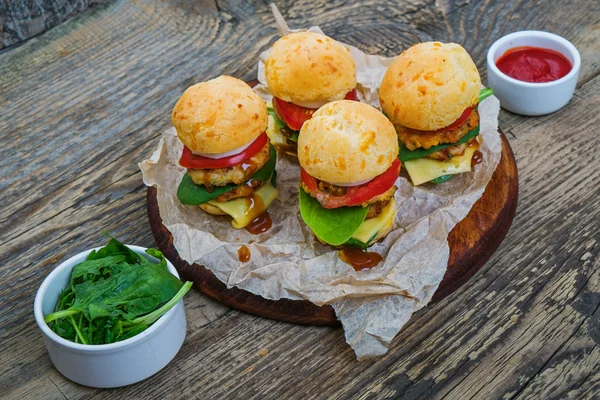 Otlar ile lezzetli mini hamburger — Stok fotoğraf