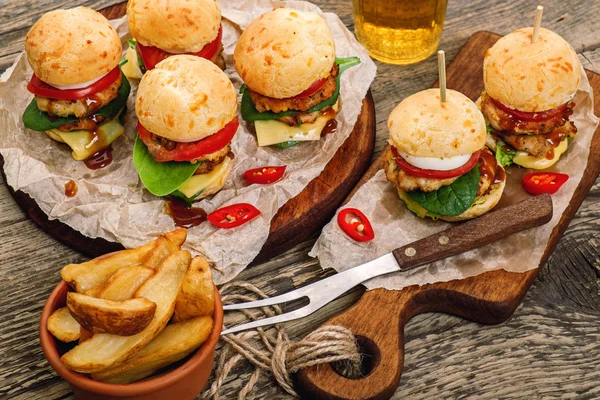 Lezzetli mini hamburger ve kızarmış patates — Stok fotoğraf