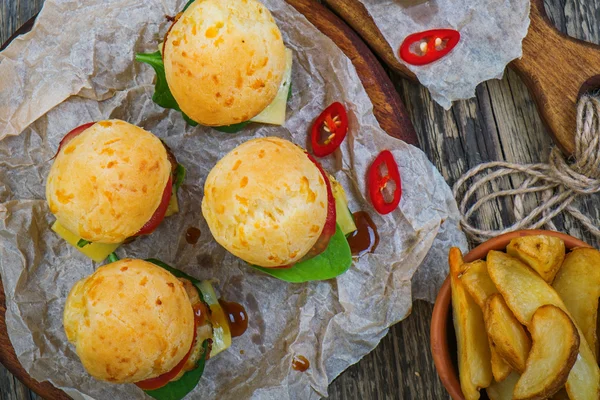 Leckere Mini-Hamburger und Bratkartoffeln — Stockfoto