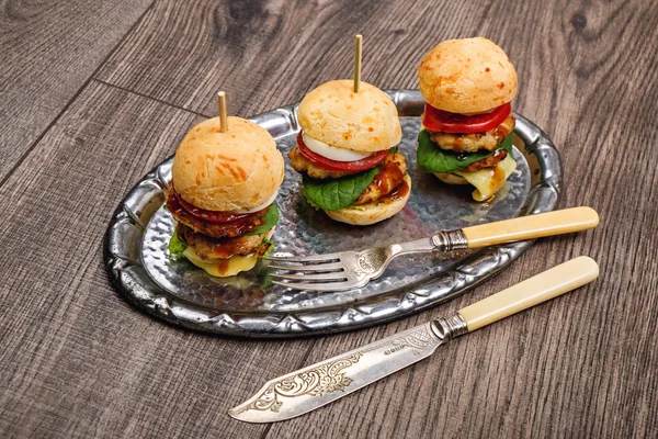 Leckere Mini-Hamburger auf metallischem Teller — Stockfoto