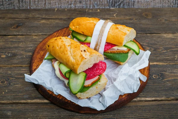 Ízletes szendvicsek, zöldségekkel — Stock Fotó