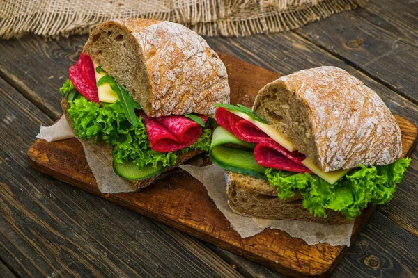 Sanduíches saborosos com legumes — Fotografia de Stock