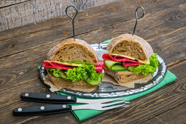 Sanduíches saborosos com legumes — Fotografia de Stock