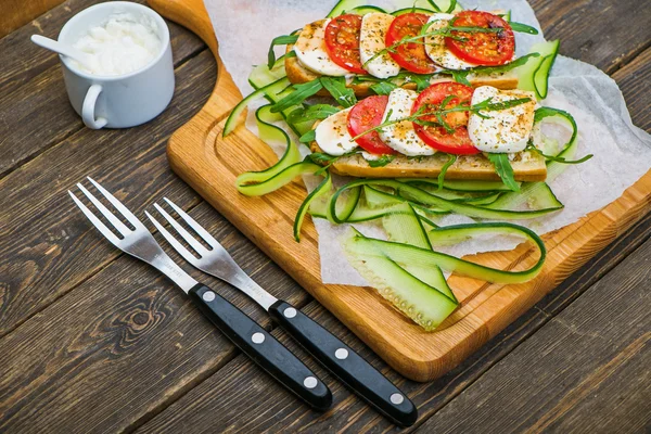 Crostini e uova con verdure — Foto Stock