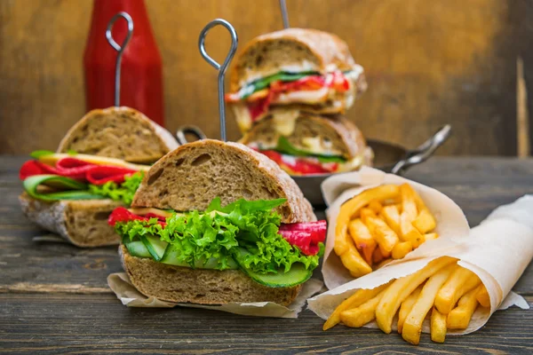Sandwiches with vegetables, french fries and sauce — Stock Photo, Image