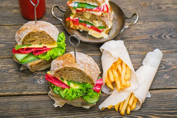 野菜、フライド ポテトとソースのサンドイッチ — ストック写真