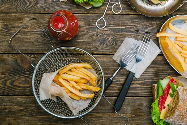 Ev yapımı Hamburger ve kızarmış patates — Stok fotoğraf