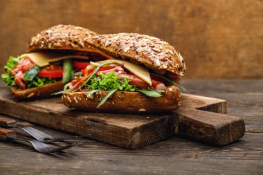 Hamburger taze sebze ile