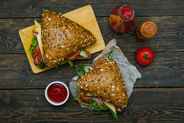 Hamburgery s čerstvou zeleninou a omáčkou — Stock fotografie