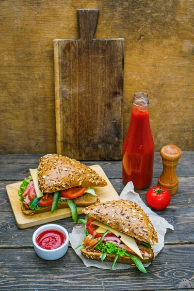 Hamburger, friss zöldségek és mártással — Stock Fotó