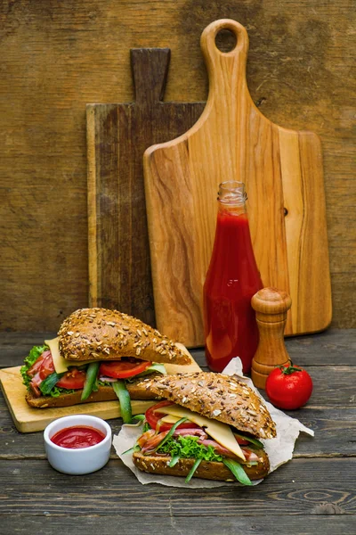 Hamburger, friss zöldségek és mártással — Stock Fotó