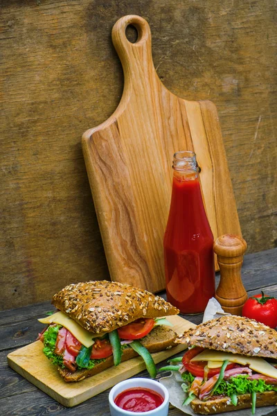 Hamburguesas con verduras frescas y salsa —  Fotos de Stock