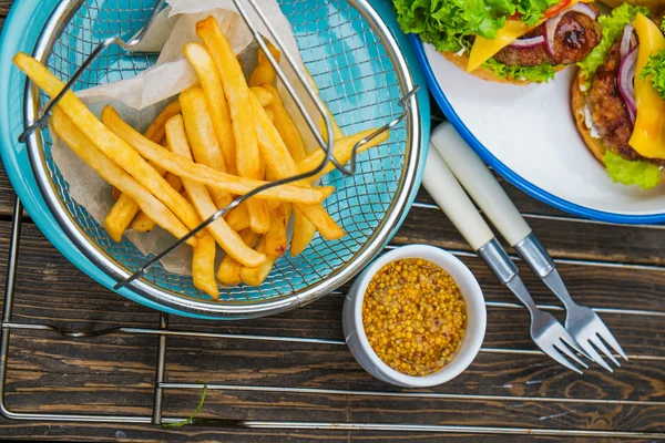 Hamburgers aux légumes, frites et moutarde — Photo