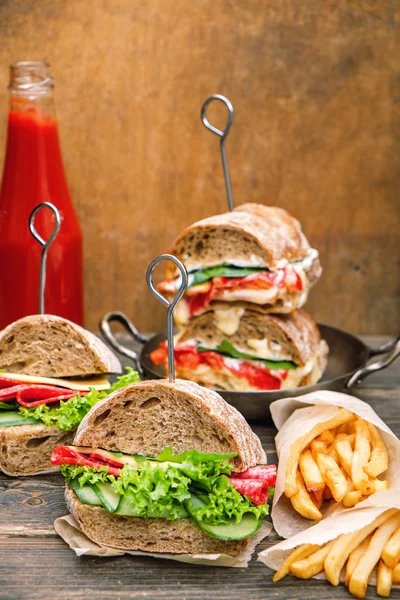 Hamburger ve taze salata malzemeleri — Stok fotoğraf