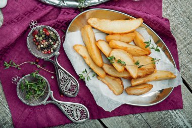 Kağıt ve fesleğen ile patates